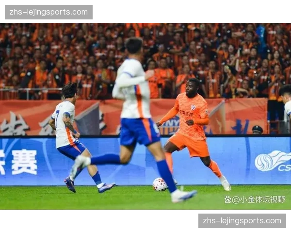 谢文能无球冲撞染红 泰山球员84分钟被直接罚下